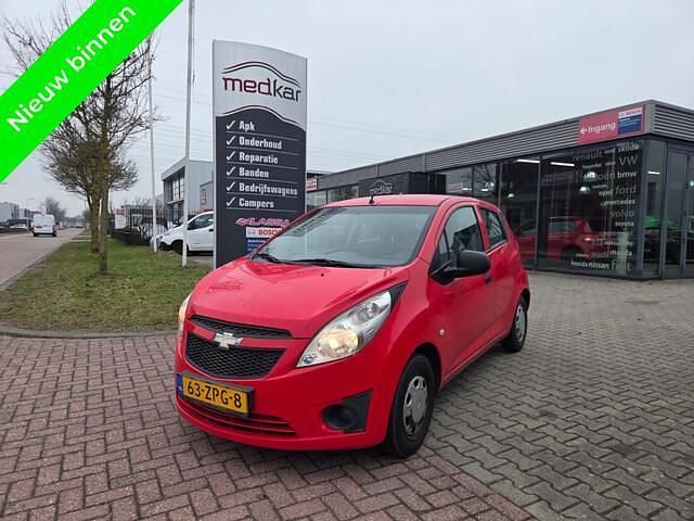 Rood (metallic) Occasion 2013 Chevrolet Spark LS Hatchback | € 2.850 (Eerlijke prijs) - Afbeelding 1/4