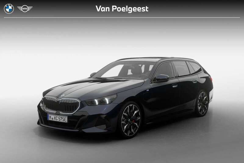 Zwart, metallic lak Nieuw 2025 BMW 530e M Sport Stationwagen | € 96.223 (Iets duurder) - Afbeelding 1/4