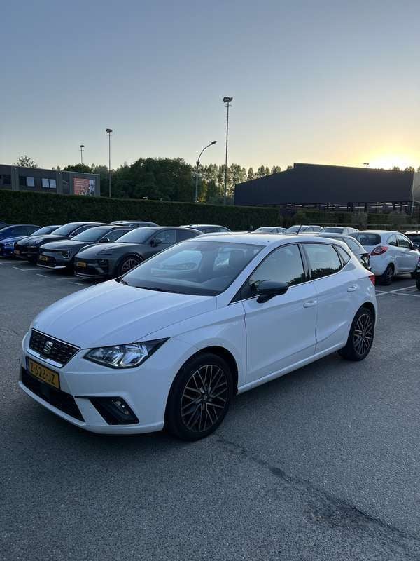 Wit Gebruikt 2020 Seat Ibiza Hatchback | € 15.000 (Eerlijke prijs) - Afbeelding 1/4