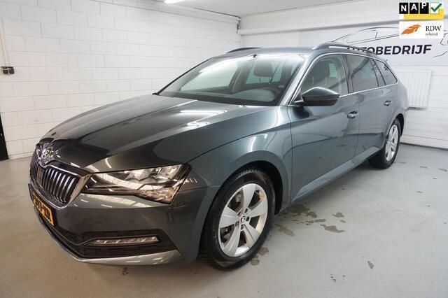 Grijs Gebruikt 2021 Skoda Superb Business Line Stationwagen | € 99.999 - Afbeelding 1/4