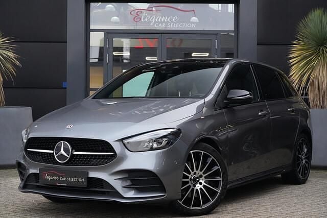 Grijs Occasion 2021 Mercedes B250 Premium Plus MPV | € 29.950 (Eerlijke prijs) - Afbeelding 1/4