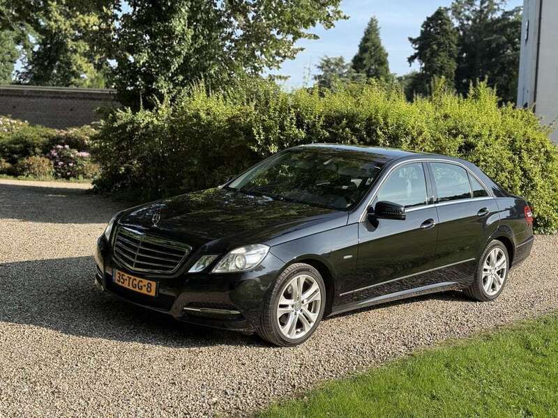 Zwart Gebruikt 2010 Mercedes E200 Sedan | € 8.000 (Goede deal) - Afbeelding 1/4