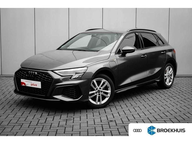 Grijs Gebruikt 2024 Audi A3 Sportback e-tron Premium Sedan | € 38.945 (Eerlijke prijs) - Afbeelding 1/4