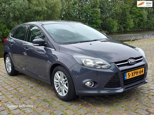 Grijs Gebruikt 2014 Ford Focus Hatchback | € 6.999 (Eerlijke prijs) - Afbeelding 1/4