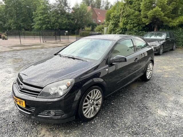 Zwart Gebruikt 2005 Opel Astra GTC Sport Hatchback | € 2.795 - Afbeelding 1/4