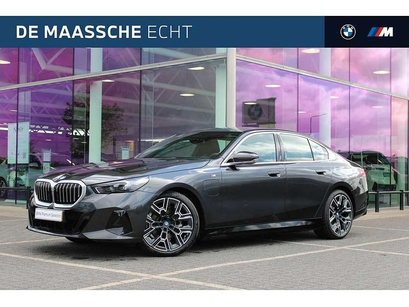 Grijs, metallic lak Gebruikt 2024 BMW 530 M Sport Sedan | € 64.950 - Afbeelding 1/4