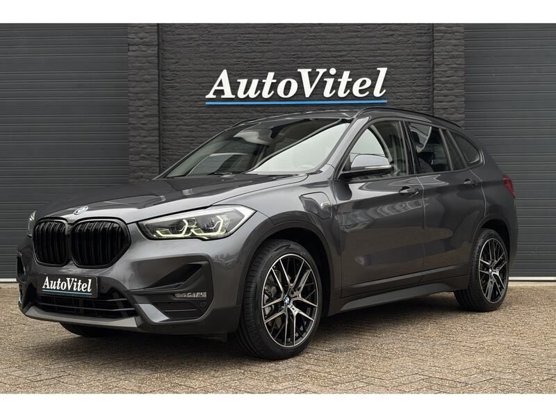 Grijs, metallic lak Gebruikt 2021 BMW X1 Advantage SUV | € 27.945 (Eerlijke prijs) - Afbeelding 1/3