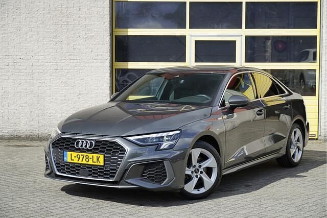 Grijs Gebruikt 2021 Audi A3 S-Line Sedan | € 23.450 (Goede deal) - Afbeelding 1/4