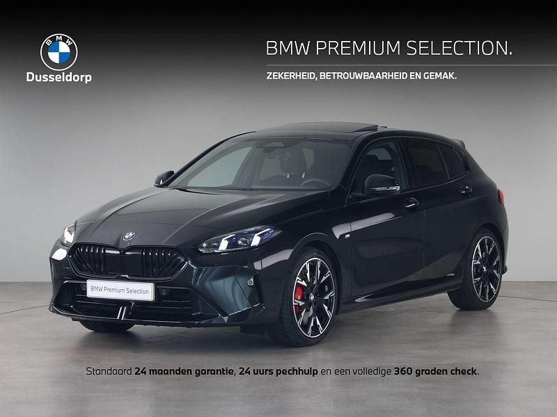 Zwart Occasion 2025 BMW 120 Comfort Edition Hatchback | € 41.450 (Iets duurder) - Afbeelding 1/4