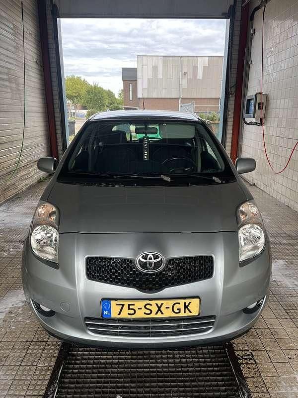 Grijs Gebruikt 2006 Toyota Yaris Luna Hatchback | € 3.000 (Eerlijke prijs) - Afbeelding 1/4