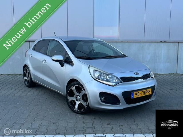 Grijs Gebruikt 2012 Kia Rio Hatchback | € 2.495 (Eerlijke prijs) - Afbeelding 1/4