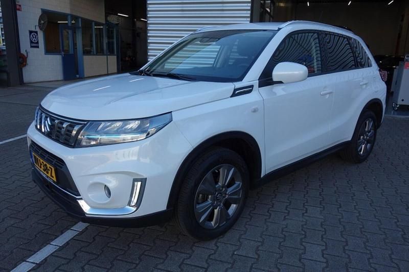 Wit Occasion 2023 Suzuki Vitara SUV | € 24.800 (Eerlijke prijs) - Afbeelding 1/4