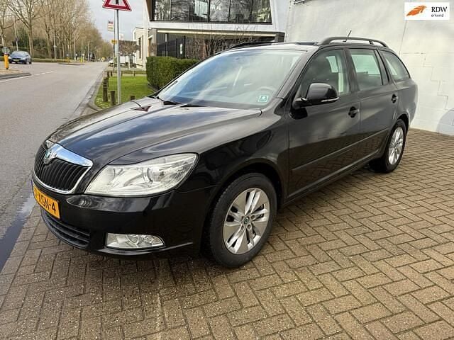 Zwart Gebruikt 2012 Skoda Octavia Ambition Stationwagen | € 3.499 (Goede deal) - Afbeelding 1/4