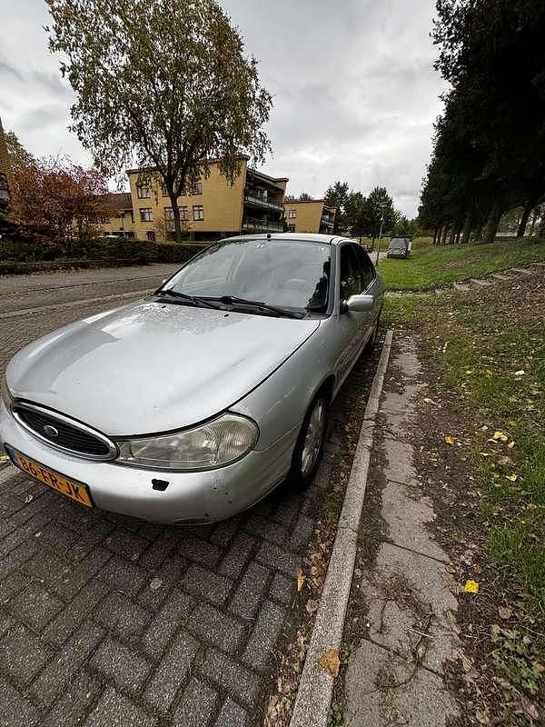 Gebruikt 1999 Ford Mondeo Ghia Sedan | € 2.000 - Afbeelding 1/4