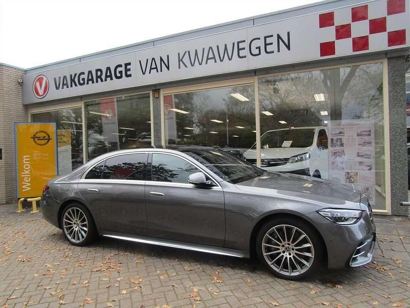 Grijs (metallic) Gebruikt 2022 Mercedes S580 AMG Sedan | € 119.900 (Eerlijke prijs) - Afbeelding 1/4