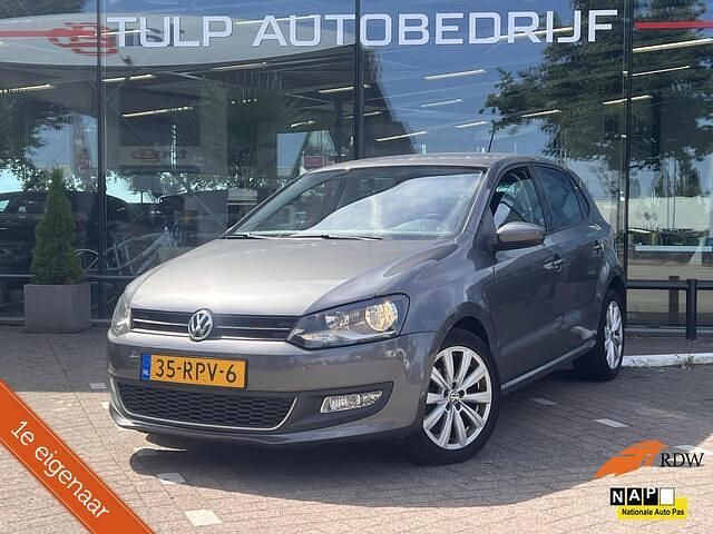 Grijs, metallic lak Gebruikt 2011 VW Polo Highline Hatchback | € 9.240 (Eerlijke prijs) - Afbeelding 1/4
