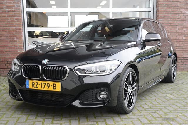 Zwart Gebruikt 2018 BMW 118 Executive Hatchback | € 19.950 (Eerlijke prijs) - Afbeelding 1/4