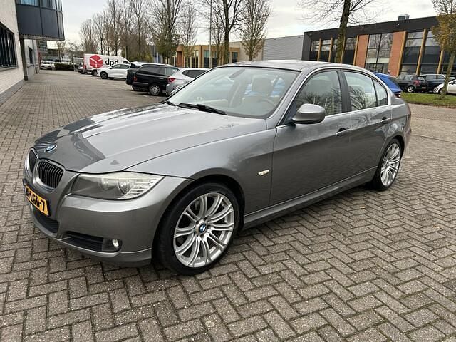 Grijs (metallic) Gebruikt 2010 BMW 325 Executive Sedan | € 6.995 - Afbeelding 1/4