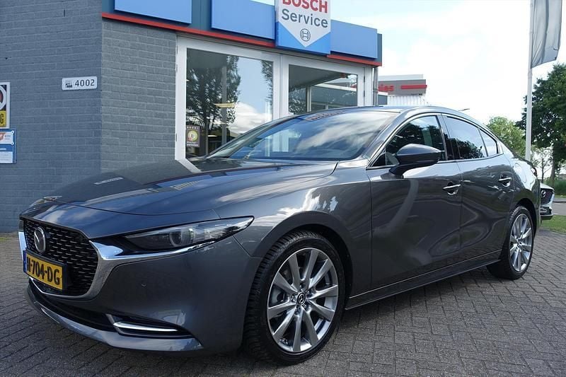 Grijs Gebruikt 2020 Mazda 3 Luxury Sedan | € 23.045 (Eerlijke prijs) - Afbeelding 1/4
