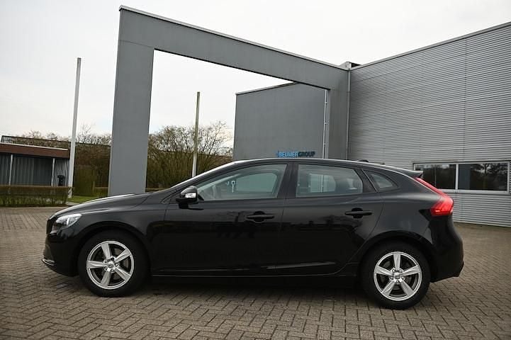 Occasion Volvo V40 Kinetic 152 PK (111 kW) 2017 Zwart (metallic) Hatchback
