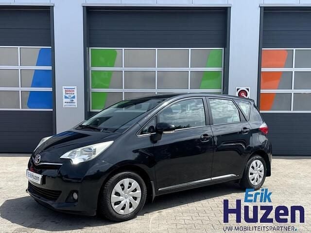 Zwart Gebruikt 2011 Toyota Verso-S MPV | € 8.945 (Eerlijke prijs) - Afbeelding 1/4