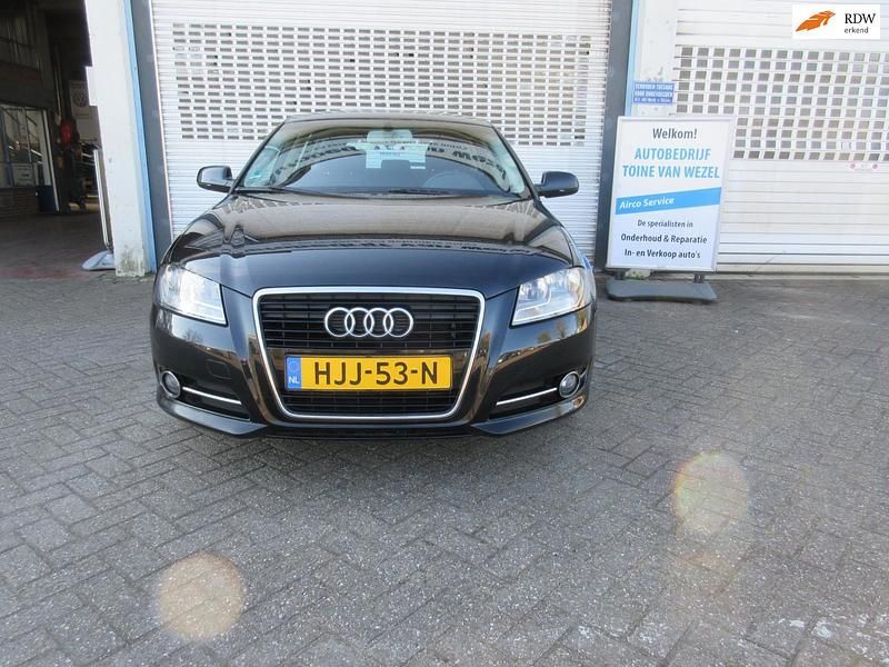 Zwart Gebruikt 2012 Audi A3 Attraction Hatchback | € 5.350 (Eerlijke prijs) - Afbeelding 1/4
