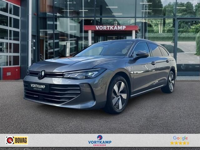 Grijs Gebruikt 2024 VW Passat Business Stationwagen | € 44.950 - Afbeelding 1/4