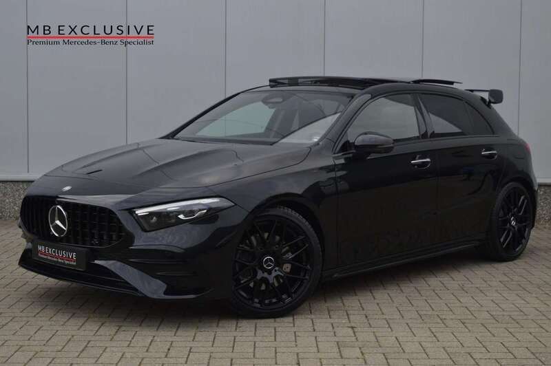 Zwart Gebruikt 2023 Mercedes A250 AMG Hatchback | € 46.990 - Afbeelding 1/4