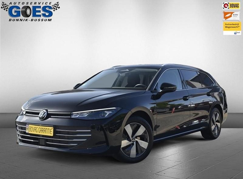 Zwart Gebruikt 2025 VW Passat Business Stationwagen | € 42.900 (Duur) - Afbeelding 1/4