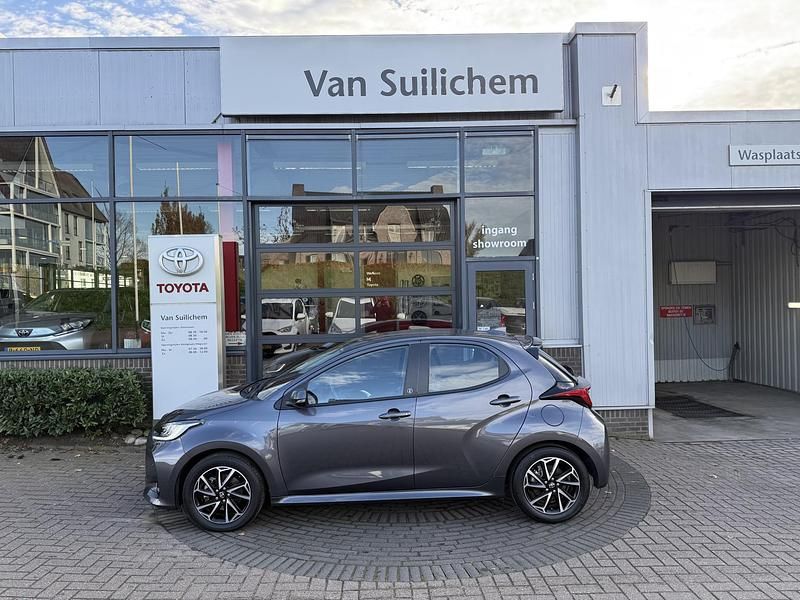 Grijs Gebruikt 2022 Toyota Yaris Hybrid Business Edition Hatchback | € 22.995 (Eerlijke prijs) - Afbeelding 1/4