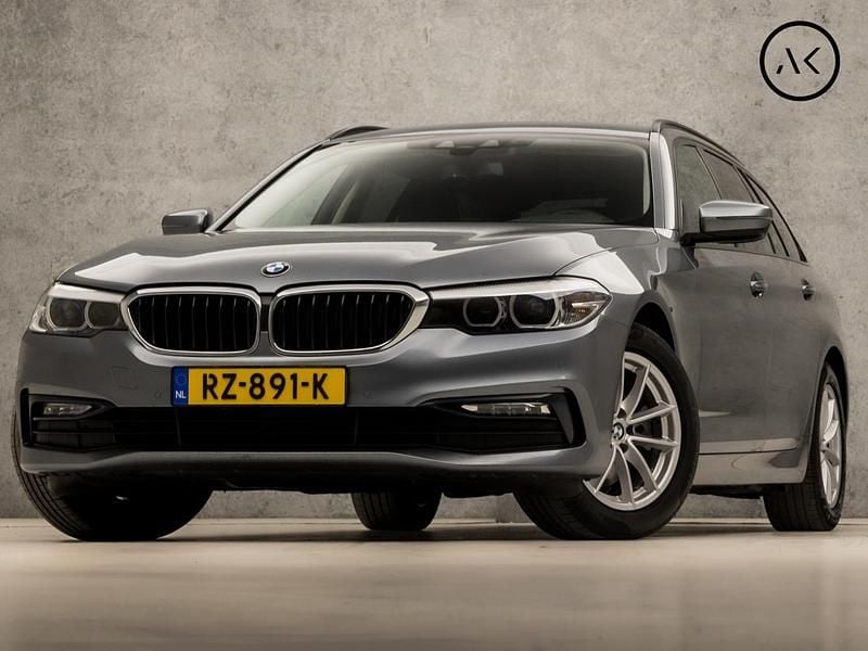 Grijs Gebruikt 2018 BMW 520 Executive Stationwagen | € 22.445 (Eerlijke prijs) - Afbeelding 1/4