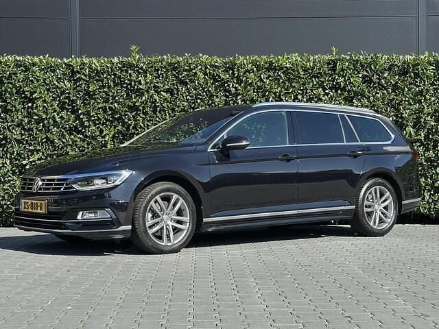 Zwart Gebruikt 2019 VW Passat Highline Stationwagen | € 14.950 (Goede deal) - Afbeelding 1/4