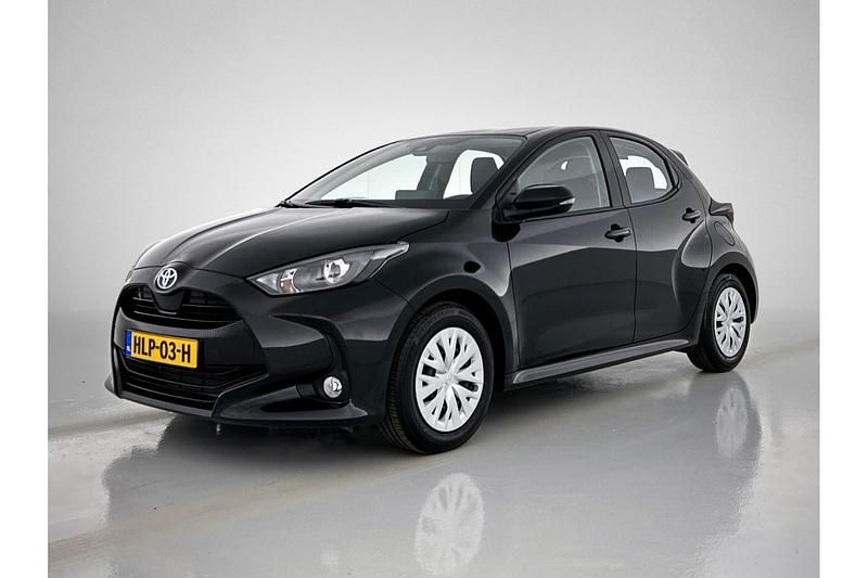 Zwart Gebruikt 2024 Toyota Yaris Hybrid Active Hatchback | € 23.945 (Eerlijke prijs) - Afbeelding 1/1