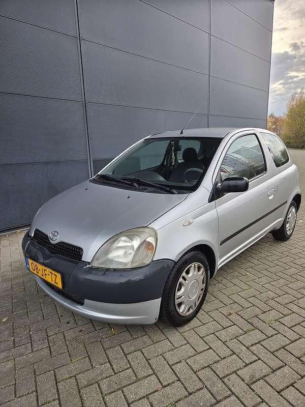 Grijs Gebruikt 2002 Toyota Yaris Hatchback | € 550 (Super prijs) - Afbeelding 1/4