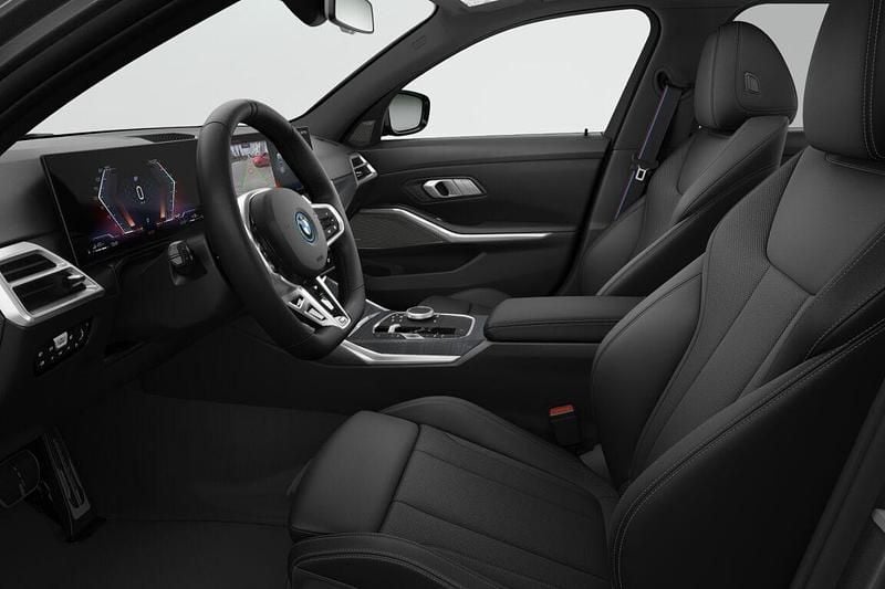 Nieuw BMW 330e M Sport 292 PK (214 kW) 2026 Saphirschwarz metallic (zwart metallic) Stationwagen