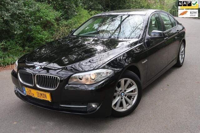 Zwart, metallic lak Gebruikt 2012 BMW 520 Executive Sedan | € 14.950 (Goede deal) - Afbeelding 1/4