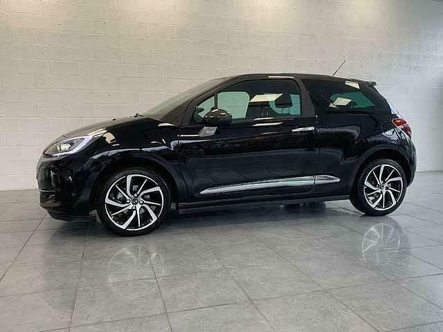 Occasion DS Automobiles DS3 So Chic 110 PK (80 kW) 2018 Zwart Sedan