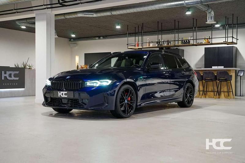 Blauw (metallic) Gebruikt 2022 BMW 330e M Sport Stationwagen | € 36.750 (Eerlijke prijs) - Afbeelding 1/4