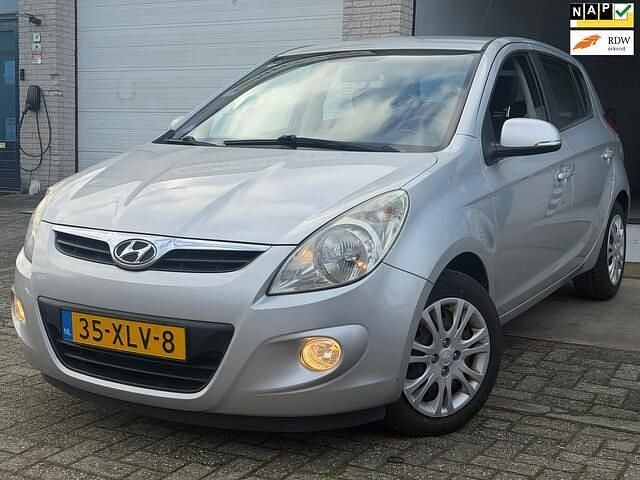 Grijs Occasion 2012 Hyundai i20 Hatchback | € 4.450 (Eerlijke prijs) - Afbeelding 1/4
