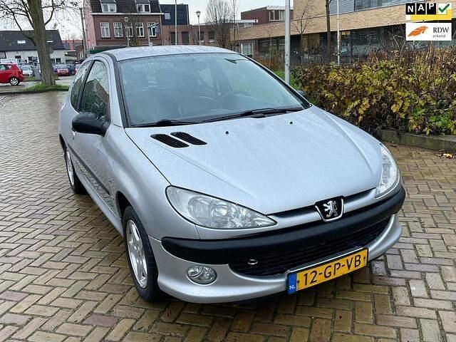 Grijs Gebruikt 2001 Peugeot 206 Hatchback | € 899 (Eerlijke prijs) - Afbeelding 1/4