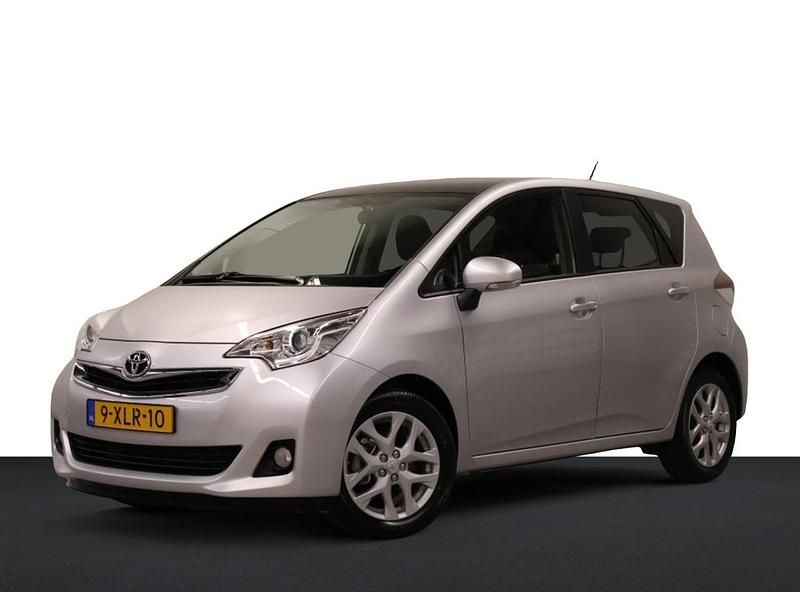 Grijs Gebruikt 2014 Toyota Verso-S Trend MPV | € 13.950 (Iets duurder) - Afbeelding 1/4