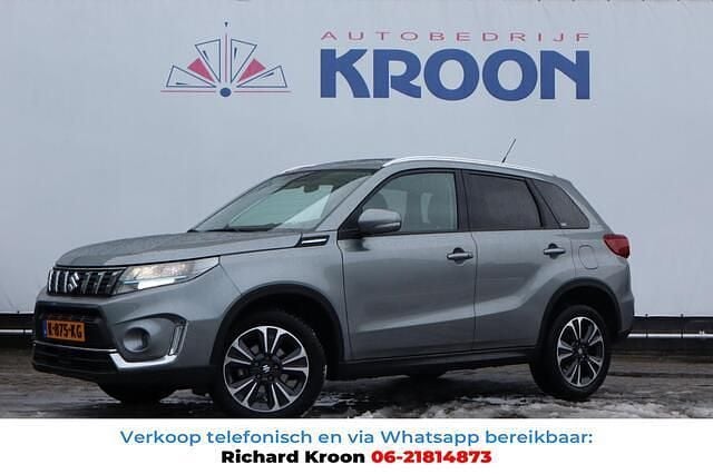 Grijs (metallic) Occasion 2021 Suzuki Vitara Style SUV | € 21.900 (Eerlijke prijs) - Afbeelding 1/4