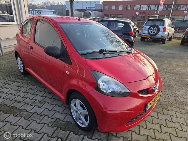 Occasion Toyota Aygo 68 PK (50 kW) 2007 Rood Hatchback