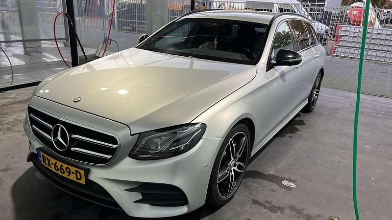 Zilver Gebruikt 2017 Mercedes E220 AMG line Stationwagen | € 21.900 (Eerlijke prijs) - Afbeelding 1/4