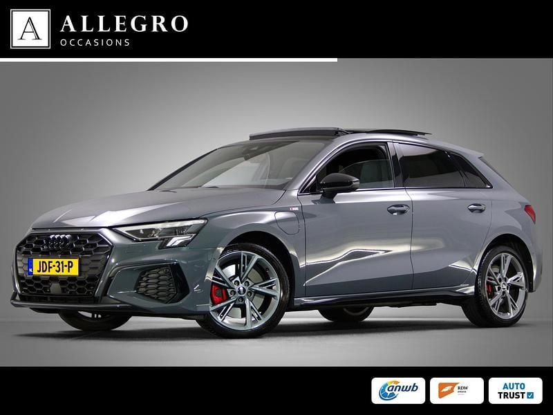 Grijs Gebruikt 2022 Audi A3 Sportback Competition Hatchback | € 38.945 (Iets duurder) - Afbeelding 1/4