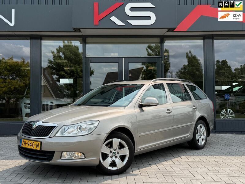 Bruin Gebruikt 2013 Skoda Octavia Elegance Stationwagen | € 7.950 (Goede deal) - Afbeelding 1/3
