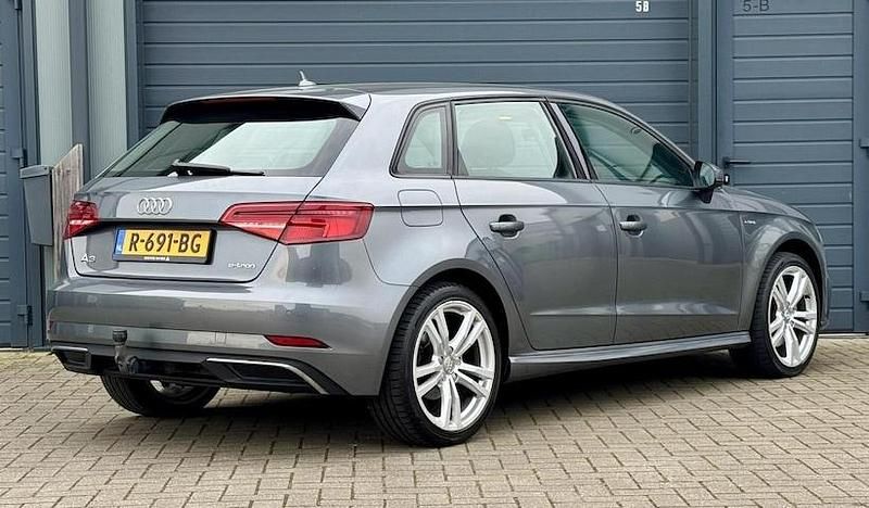 Occasion Audi A3 Sportback e-tron Sport 2017 Grijs (metallic) Hatchback