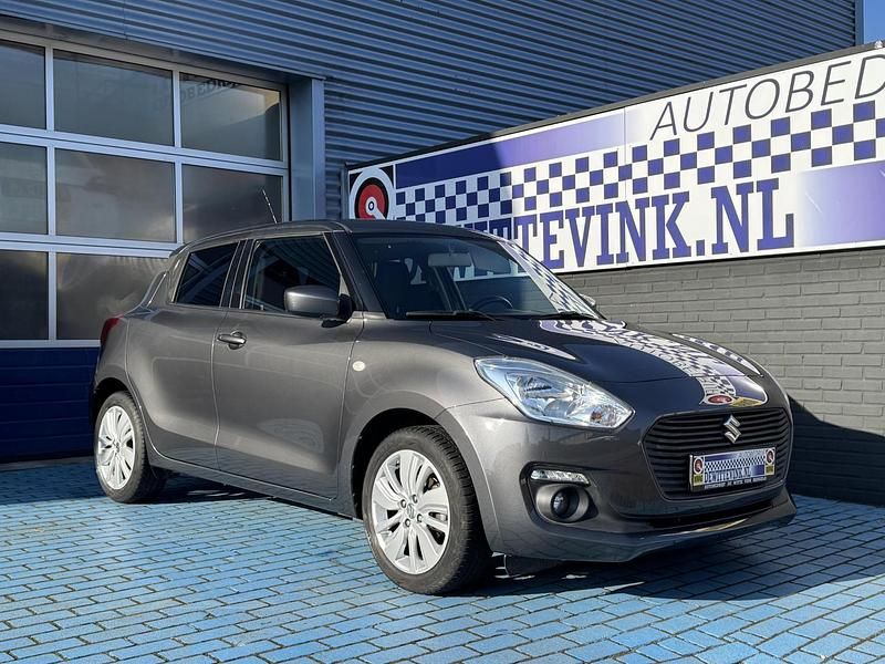 Grijs Occasion 2018 Suzuki Swift Hatchback | € 13.250 (Eerlijke prijs) - Afbeelding 1/4