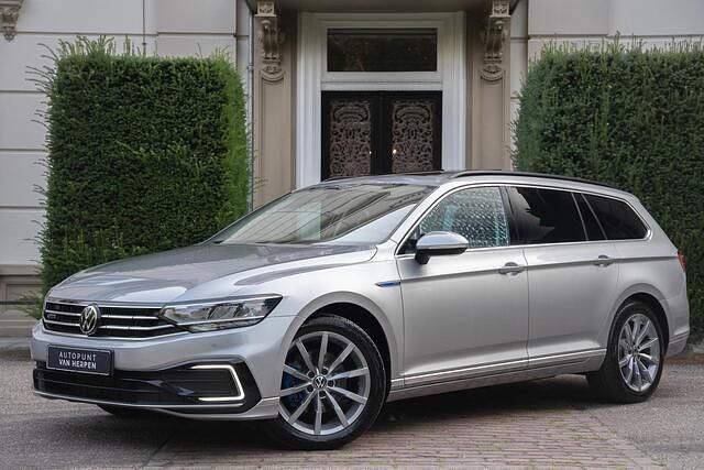 Zilver, metallic lak Gebruikt 2021 VW Passat Business Stationwagen | € 26.440 (Eerlijke prijs) - Afbeelding 1/4