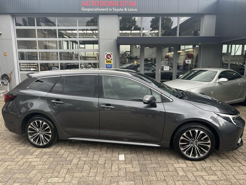 Grijs Gebruikt 2023 Toyota Corolla Style Stationwagen | € 29.950 (Eerlijke prijs) - Afbeelding 1/4